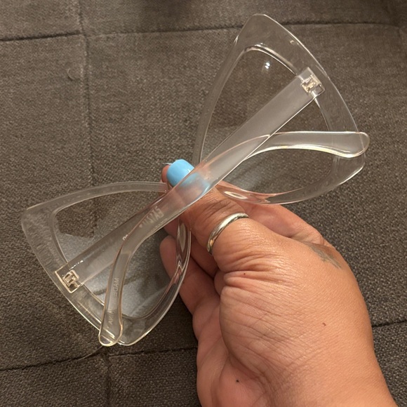 Stylish Clear Bow-Tie Sunglasses - Picture 3 of 3